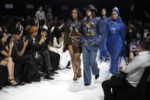 Fashion show La Nouvelle Ecriture oleh tiga desainer Prancis Jude Ferrari, Solene Lescouet, dan Louise Marcaud di JF3 Fashion Festival, Minggu (27/7/2025). Foto: Dok. JF3