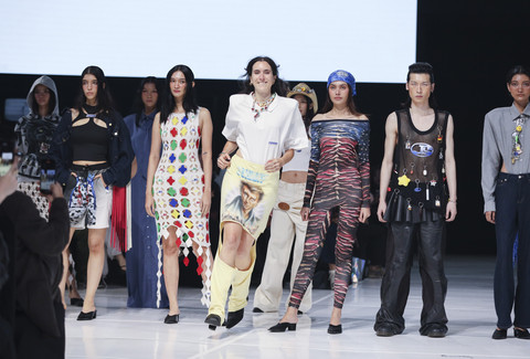 Fashion show La Nouvelle Ecriture oleh tiga desainer Prancis Jude Ferrari, Solene Lescouet, dan Louise Marcaud di JF3 Fashion Festival, Minggu (27/7/2025). Foto: Dok. JF3