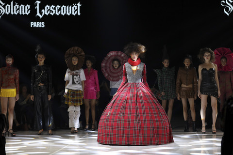 Fashion show La Nouvelle Ecriture oleh tiga desainer Prancis Jude Ferrari, Solene Lescouet, dan Louise Marcaud di JF3 Fashion Festival, Minggu (27/7/2025). Foto: Dok. JF3