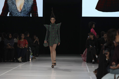 Fashion show La Nouvelle Ecriture oleh tiga desainer Prancis Jude Ferrari, Solene Lescouet, dan Louise Marcaud di JF3 Fashion Festival, Minggu (27/7/2025). Foto: Dok. JF3