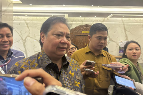 Menko Bidang Perekonomian Airlangga Hartarto di kantornya, Selasa (5/8/2025). Foto: Ave Airiza Gunanto/kumparan