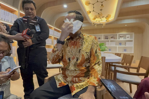 Mensesneg Prasetyo Hadi menangis saat menceritakan Chelsea dan Nayla di Kompleks Istana Kepresidenan, Jakarta Pusat, Selasa (5/8/2025). Foto: Zamachsyari/kumparan