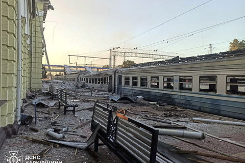 Suasana bangunan stasiun dan kereta api yang hancur akibat serangan drone Rusia di Lozova, Kharkiv, Ukraina, Selasa (5/8/2025). Foto: Press service of the State Emergency Service/via Reuters