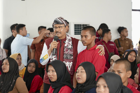 Menteri Sosial Saifullah Yusuf (Gus Ipul) meninjau Sekolah Rakyat Menengah Atas (SRMA) 25 Lamongan yang berlokasi di SMK Negeri Maritim Lamongan, Jawa Timur, Selasa (5/8/2025). Foto: Dok. Kemensos