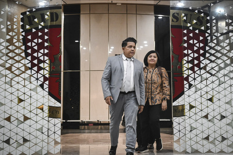 Eks staf khusus mantan Mendikbudristek Nadiem Makarim, Fiona Handayani (kanan) bersama penasehat hukumnya berjalan keluar gedung usai memenuhi panggilan pemeriksaan penyidik Jampidsus di Kejaksaan Agung, Jakarta, Selasa (5/8/2025). Foto: Sulthony Hasanuddin/ANTARA FOTO 