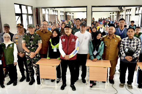 Menteri Sosial Saifullah Yusuf (Gus Ipul) bersama Wamensos Agus Jabo saat meninjau Sekolah Rakyat Menengah Atas 37 Gresik, Jawa Timur, Selasa (5/8/2025). Foto: Dok. Kemensos