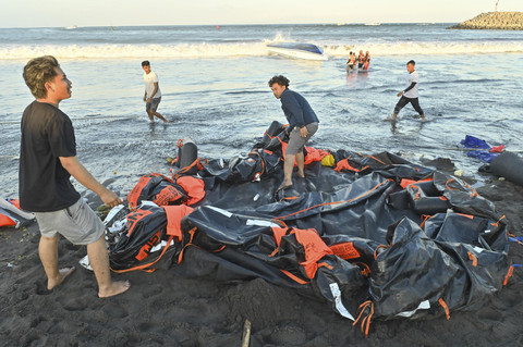 Warga berusaha menarik barang-barang dari kapal cepat Bali Dolphin Cruise 2 yang mengalami kecelakaan ke tepi pantai di kawasan Sanur, Denpasar, Bali, Selasa (5/8/2025). Foto: Fikri Yusuf/ANTARA FOTO