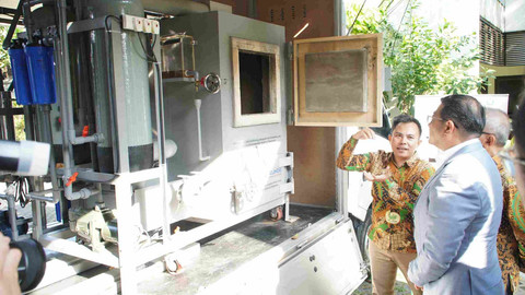 Menteri Ekraf saat melihat Mobile Water and Incineratori milik Unusa.