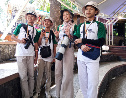 Kisah Anya, Fotografer Muda Surabaya yang Viral karena Gemar Memotret Satwa Liar