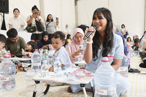 Kenkulus dan ibunya di Festival Hari Anak 2025. Foto: Wina R./kumparan
