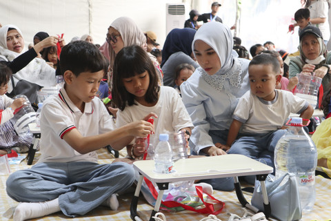 Tania Ray Mina saat membuat kreasi galon Le Minerale menjadi drum di kumparanMOM Festival Hari Anak 2025. Foto: Wina R./kumparan
