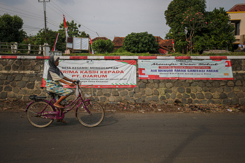 Spanduk berisi ucapan terima kasih kepada PT Djarum atas pembuatan sanitasi aman di Desa Kesambi. Foto: Aditia Noviansyah/kumparan