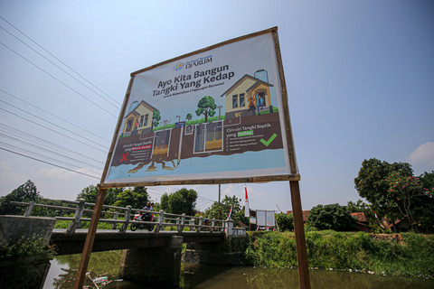 Spanduk informasi di Desa Kesambi tentang pembuatan septic tank yang kedap. Foto: Aditia Noviansyah/kumparan