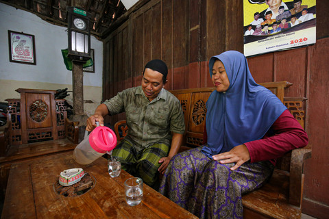 Ali Faedhoni (48) penerima bantuan Program Sanitasi Terpadu dari Djarum Foundation saat bersantai bersama istrinya di rumahnya di Desa Kesambi, Kudus, Jawa Tengah, Selasa (5/8/2025). Foto: Aditia Noviansyah/kumparan
