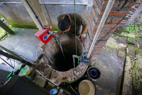 Air yang digunakan Dhoni sehari-hari berasal dari sumur di samping rumahnya. Foto: Aditia Noviansyah/kumparan