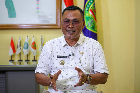 Kades Kesambi, Masri, di kantornya. Foto: Aditia Noviansyah/kumparan