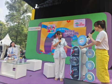 Le Minerale Moms Influencer, Putri Titian saat menunjukkan produk air galon yang bebas BPA. Foto: kumparan