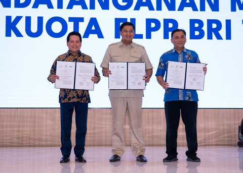 Direktur Utama BRI Hery Gunardi (kiri), Menteri Perumahan dan Kawasan Permukiman (PKP) Maruarar Sirait (tengah), dan Komisioner BP Tapera Heru Pudyo Nugroho (kanan) pada penandatanganan MoU Kuota Penyaluran dan Akad Massal 1.000 Nasabah KPR Subsidi di Menara BRILiaN, Jakarta, Selasa (5/8/2025). Foto: Dok. BRI