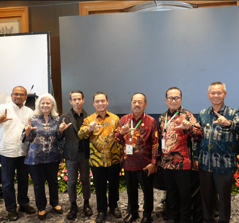 Gubernur Kalbar, Ria Norsan berfoto bersama di Konferensi Nasional Pendanaan Ekologis VI. Foto: Dok. Istimewa