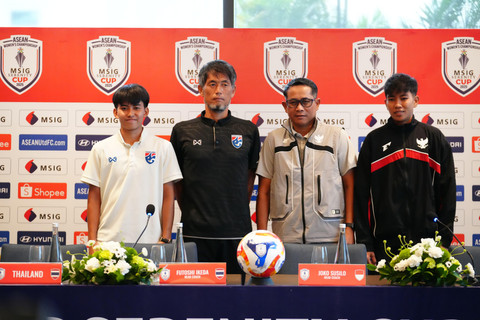 (Dari kiri ke kanan): Chathawang Rathong (pemain Thailand), Futoshi Ikeda (pelatih Thailand), Joko Susilo (pelatih Indonesia), Vivi Oktavia (pemain Indonesia) di PMPC Piala AFF Wanita 2025. Foto: PSSI