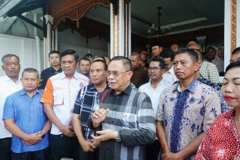 Bupati Pati, Sudewo, memimpin rapat intensifikasi Pajak Bumi dan Bangunan Perdesaan dan Perkotaan (PBB-P2) tahun 2025 bersama para camat dan anggota PASOPATI di Kantor Bupati Pati pada Minggu (18/5/2025). Foto: Pemkab Pati