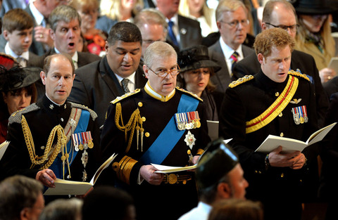 Pangeran Andrew (tengah) dan Pangeran Harry (kanan). Foto: John Stillwell / POOL / AFP