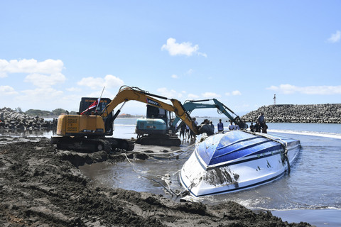 Proses evakuasi Fast Boat Dolpin II terbalik di Pelabuhan Sanur, Rabu (6/8/2025). Foto: Dok. Basarnas Bali