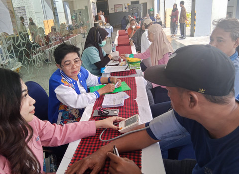 Cek kesehatan gratis yang digelar Batiqa Hotel Surabaya, Rabu (6/8). Foto: Masruroh/Basra