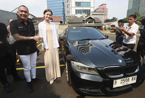 Artis Kimberly Ryder bersama Jhon LBF saat transaksi jual beli mobil di Jakarta, Rabu, (6/8/2025). Foto: Agus Apriyanto