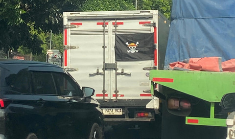 Bendera One Piece dipasang di sebuah truk di Tol JORR, Rabu (6/8/2025), Foto: Rinjani...                    </div>

                    <div class=