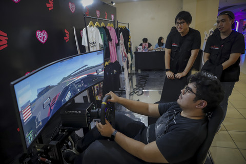 Pengunjung mencoba permainan dalam acara Indonesia Game Week di Blok M Hub, Jakarta, Rabu (6/8/2025). Foto: Jamal Ramadhan/kumparan