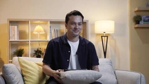Nicholas Saputra saat berkunjung ke kumparan, Rabu (6/8/2025). Foto: Dicky Adam Sidiq/kumparan