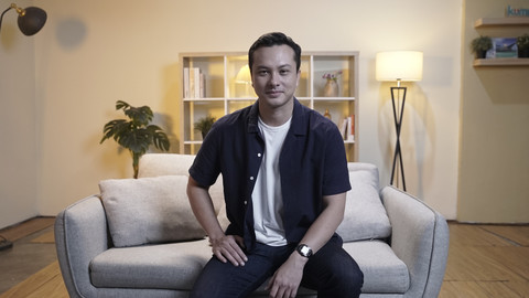 Nicholas Saputra saat berkunjung ke kumparan, Rabu (6/8/2025). Foto: Dicky Adam Sidiq/kumparan