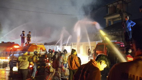 Kantor Polres Kota Banjarbaru terbakar pada Rabu, (6/8/2025). Foto: kumparan