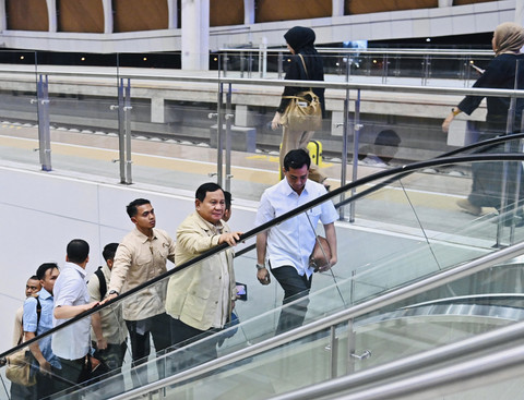 Presiden Prabowo Subianto bertolak menuju Provinsi Jawa Barat dalam rangka kunjungan kerja menggunakan whoosh pada Rabu (6/8/2025). Foto: Dok. Laily Rachev - Biro Pers Sekretariat Presiden