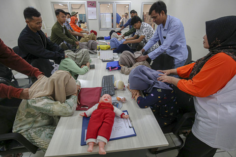 Kegiatan pelatihan untuk calon ibu dan ayah di SKT Pengkol, Kudus. Foto: Aditia Noviansyah/kumparan