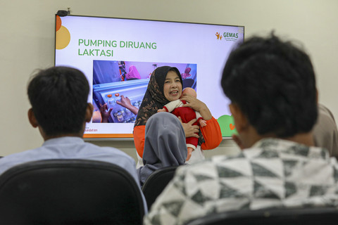 Bu Mukti memberikan pelatihan dan edukasi untuk para karyawati PT Djarum yang hamil beserta suami mereka. Foto: Aditia Noviansyah/kumparan