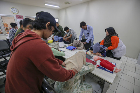 Penggerak satgas laktasi, Mukti, memberikan pelatihan memijat untuk calon ibu pada program Gerakan Menjaga Periode Emas (GEMAS) ke sejumlah pegawai PT Djarum di Kudus, Jawa Tengah, Rabu (6/8/2025). Foto: Aditia Noviansyah/kumparan