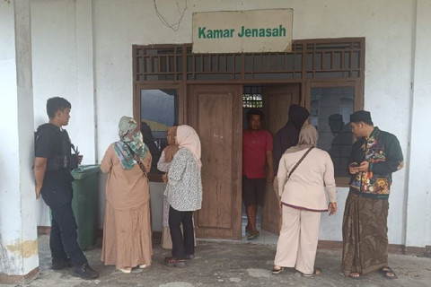 Keluarga korban pembunuhan di Dekai saat menunggu jasad korban pembunuhan di RSUD Dekai, Rabu (6/8/2025). Foto: ANTARA/HO-Satgas Damai Cartenz.