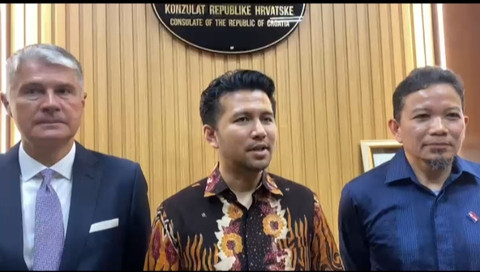 Wagub Jatim Emil Dardak (tengah) saat menghadiri pembukaan kantor Konsul Kroasia di Surabaya.