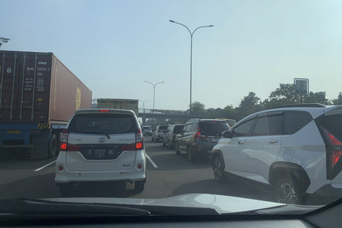 Sejumlah kendaraan terjebak kemacetan di Jalan Tol Jagorawi, Bogor, Jawa Barat, Kamis (7/8/2025). Foto: Mirsan Simamora/kumparan