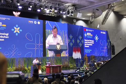 Presiden Prabowo Subianto menyampaikan sambtun saat Konvensi Sains dan Teknologi dan Industri Indonesia (KSTI) di Sasana Budaya Ganesha (Sabuga) ITB, Bandung pada Kamis (7/8/2025). Foto: Luthfi Humam/kumparan