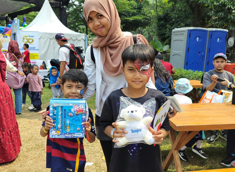Pengunjung mendapatkan merchandise menarik setelah mengikuti aktivitas Cool & Crafty Time di booth Tempra di kumparanMOM Festival Hari Anak 2025. Foto: kumparan