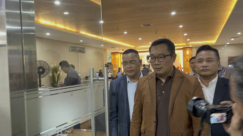 Gubernur Jawa Barat Periode 2018-2023 Ridwan Kamil berjalan keluar usai melakukan pemeriksaan DNA di Bareskrim Polri, Jakarta, Kamis (7/8/2025). Foto: Rayyan Farhansyah/kumparan