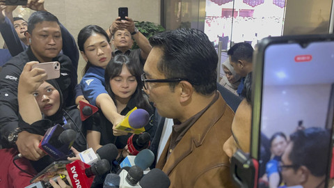 Gubernur Jawa Barat Periode 2018-2023 Ridwan Kamil menjawab pertanyaan wartawan usai melakukan pemeriksaan DNA di Bareskrim Polri, Jakarta, Kamis (7/8/2025). Foto: Rayyan Farhansyah/kumparan
