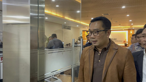 Gubernur Jawa Barat Periode 2018-2023 Ridwan Kamil berjalan keluar usai melakukan pemeriksaan DNA di Bareskrim Polri, Jakarta, Kamis (7/8/2025). Foto: Rayyan Farhansyah/kumparan