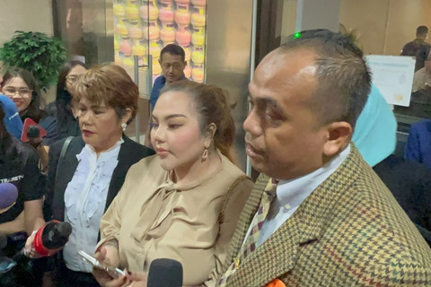 Lisa Mariana usai pemeriksaan DNA di Bareskrim Polri, Jakarta, Kamis (7/8/2025). Foto: Rayyan Farhansyah/kumparan