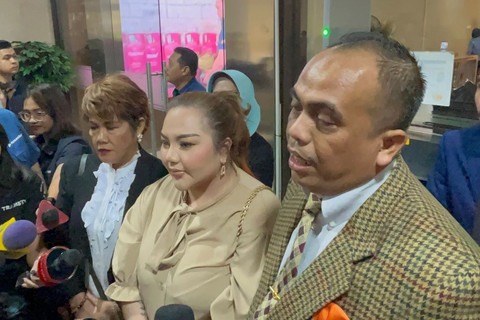 Lisa Mariana usai pemeriksaan DNA di Bareskrim Polri, Jakarta, Kamis (7/8/2025). Foto: Rayyan Farhansyah/kumparan