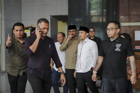 Mantan Menteri Agama Yaqut Cholil Qoumas berjalan keluar usai memenuhi panggilan di Gedung Merah Putih KPK, Jakarta, Kamis (7/8/2025). Foto: Jamal Ramadhan/kumparan
