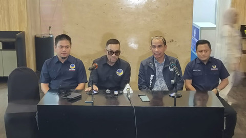 Bupati Kolaka Timur Abdul Azis (kiri) di Kota Makassar, Kamis (7/8/2025). Foto: Dok. kumparan